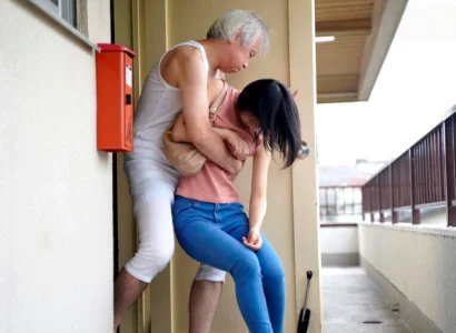 Cô dâu mới cưới bị bố chồng già nện
