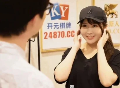 Em nhân viên giao hàng dễ tính khi khách nhận