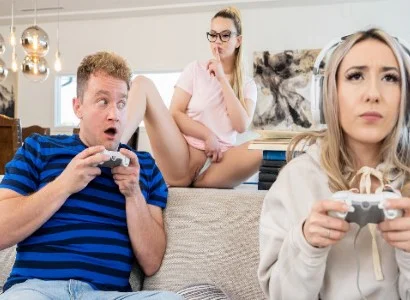 cô bé mải chơi game nên bị bạn thân cướp mất người yêu