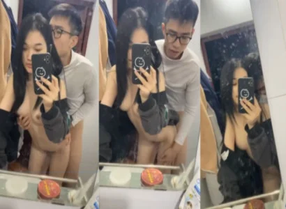 Cặp đôi trẻ cùng làm tình với nhau trước gương