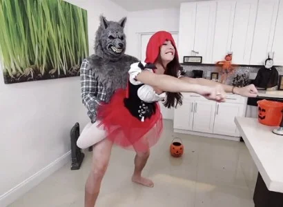Cô bé phang nhau ngay trong rừng