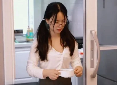 Bé gái bị cha dượng chịch