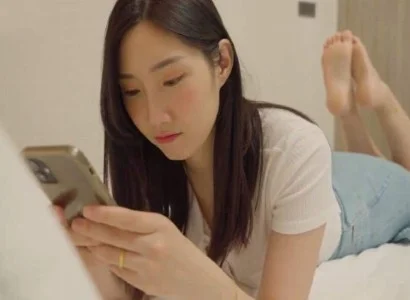 Bà xã tằng tịu cùng anh nhân viên giao hàng
