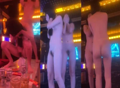 Chị gái trình bày vũ điệu thoát y đầy khêu gợi tại quán hát